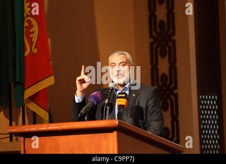 8. Februar 2012 - Kuwait, Kuwait - Premierminister der Hamas in Gaza, Ismail Haniya, nimmt an einer Zeremonie an der internationalen islamischen gemeinnützige Organisation in Kuwait-Stadt am 8. Februar 2012 seinen Ehren. Foto von Mohammed Al-Ostaz (Kredit-Bild: © Apaimages/APA-Images/ZUMAPRESS.com) Stockfoto