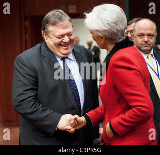 9. Februar 2012 - Brüssel, BXL, Belgien - Griechenlands Finanzminister Evangelos Venizelos und der Leiter des Internationalen Währungsfonds (IWF) Christine Lagarde (R) vor dem Ministertreffen der Euro-Gruppe auf dem Europäischen Rat in Brüssel am 09 / 02 / 2012 Deutschland Finanzen mi Gebäude Stockfoto