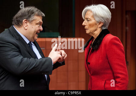 9. Februar 2012 - Brüssel, BXL, Belgien - Griechenlands Finanzminister Evangelos Venizelos und der Leiter des Internationalen Währungsfonds (IWF) Christine Lagarde (R) vor dem Ministertreffen der Euro-Gruppe auf dem Europäischen Rat in Brüssel am 09 / 02 / 2012 Deutschland Finanzen mi Gebäude Stockfoto