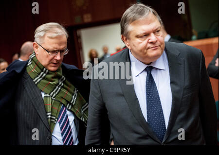 9. Februar 2012 - BXL, Brüssel, Belgien - EU monetären Angelegenheiten Kommissar Olli Rehn (L) Gespräche mit Griechenlands Finanzminister Evangelos Venizelos vor dem Ministertreffen der Euro-Gruppe auf dem Europäischen Rat Gebäude in Brüssel, Belgien am 09 / 02 / 2012 Deutschlands Finanzminister sagt viel Stockfoto