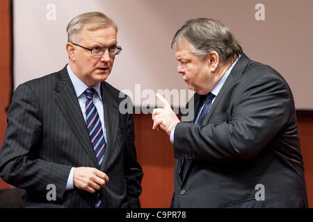 9. Februar 2012 - BXL, Brüssel, Belgien - EU monetären Angelegenheiten Kommissar Olli Rehn (L) Gespräche mit Griechenlands Finanzminister Evangelos Venizelos vor dem Ministertreffen der Euro-Gruppe auf dem Europäischen Rat Gebäude in Brüssel, Belgien am 09 / 02 / 2012 Deutschlands Finanzminister sagt viel Stockfoto