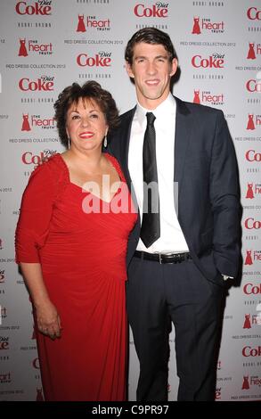 Debbie Phelps, Michael Phelps in Anwesenheit für die 2012 Herzen Wahrheit Red Dress Collection Fashion Show 10. Jahrestag - Ankünfte, Hammerstein Ballroom, New York, NY 8. Februar 2012. Foto von: Kristin Callahan/Everett Collection Stockfoto