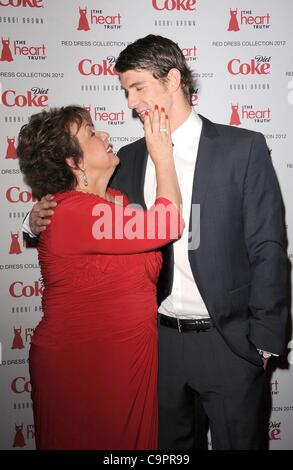 Debbie Phelps, Michael Phelps in Anwesenheit für die 2012 Herzen Wahrheit Red Dress Collection Fashion Show 10. Jahrestag - Ankünfte, Hammerstein Ballroom, New York, NY 8. Februar 2012. Foto von: Kristin Callahan/Everett Collection Stockfoto