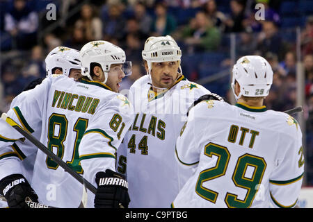 9. Februar 2012 - Columbus, Ohio, USA - Dallas Stars center Tomas Vincour (81), Dallas Stars Verteidiger Sheldon Souray (44) und Dallas Stars Center Steve Ott (29) feiern ein Tor in der ersten Periode des Spiels zwischen den Dallas Stars und die Columbus Blue Jackets in der Nationwide Arena, Columbus, Ohio. (Cr Stockfoto