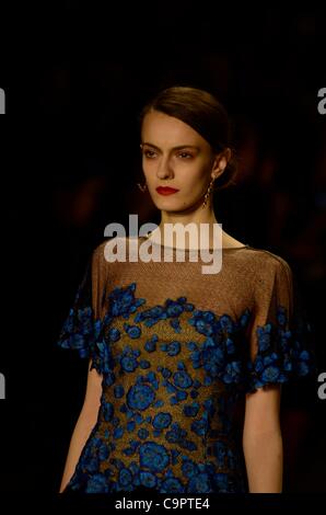 auf dem Laufsteg für TADASHI SHOJI Herbst/Winter 2012 Fashion Show auf der Mercedes-Benz Fashion Week, The Stage im Lincoln Center, New York, NY 9. Februar 2012. Foto von: Eric Reichbaum/Everett Collection Stockfoto