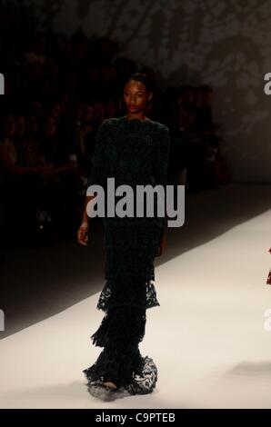 auf dem Laufsteg für TADASHI SHOJI Herbst/Winter 2012 Fashion Show auf der Mercedes-Benz Fashion Week, The Stage im Lincoln Center, New York, NY 9. Februar 2012. Foto von: Eric Reichbaum/Everett Collection Stockfoto