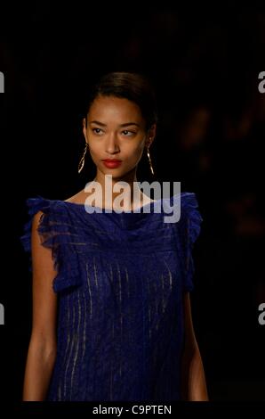 auf dem Laufsteg für TADASHI SHOJI Herbst/Winter 2012 Fashion Show auf der Mercedes-Benz Fashion Week, The Stage im Lincoln Center, New York, NY 9. Februar 2012. Foto von: Eric Reichbaum/Everett Collection Stockfoto