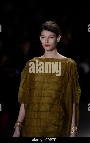 auf dem Laufsteg für TADASHI SHOJI Herbst/Winter 2012 Fashion Show auf der Mercedes-Benz Fashion Week, The Stage im Lincoln Center, New York, NY 9. Februar 2012. Foto von: Eric Reichbaum/Everett Collection Stockfoto