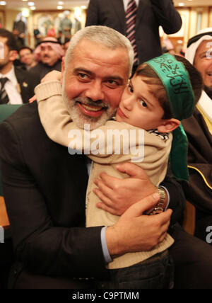 8. Februar 2012 - besucht Kuwait-Stadt, Kuwait - Premierminister der Hamas in Gaza, Ismail Haniya, eine Zeremonie zu ehren ihn an der internationalen islamischen gemeinnützige Organisation in Kuwait-Stadt. (Kredit-Bild: © Mohammed Al-Ostaz/APA-Images/ZUMAPRESS.com) Stockfoto