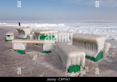 Eis Café Tische und Bänke am Strand des gefrorenen Schwarzen Meeres, ein seltenes Phänomen, das letzte Mal, dass, das es in 1977, Odessa, Kazakhistan aufgetreten Stockfoto