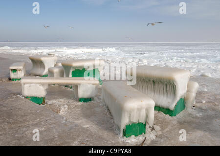 Eis Café Tische und Bänke am Strand des gefrorenen Schwarzen Meeres, ein seltenes Phänomen, das letzte Mal, dass, das es in 1977, Odessa, Kazakhistan aufgetreten Stockfoto