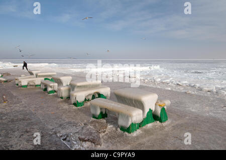 Eis Café Tische und Bänke am Strand des gefrorenen Schwarzen Meeres, ein seltenes Phänomen, das letzte Mal, dass, das es in 1977, Odessa, Kazakhistan aufgetreten Stockfoto