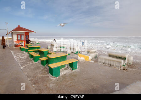 Eis Café Tische und Bänke am Strand des gefrorenen Schwarzen Meeres, ein seltenes Phänomen, das letzte Mal, dass, das es in 1977, Odessa, Kazakhistan aufgetreten Stockfoto