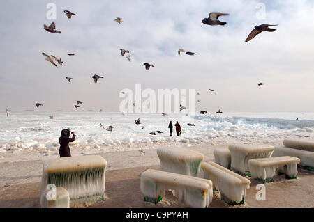 Eis Café Tische und Bänke am Strand des gefrorenen Schwarzen Meeres, ein seltenes Phänomen, das letzte Mal, dass, das es in 1977, Odessa, Kazakhistan aufgetreten Stockfoto