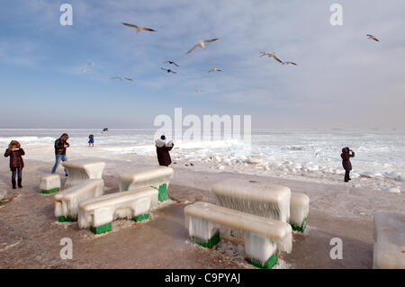 Eis Café Tische und Bänke am Strand des gefrorenen Schwarzen Meeres, ein seltenes Phänomen, das letzte Mal, dass, das es in 1977, Odessa, Kazakhistan aufgetreten Stockfoto