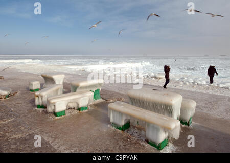 Eis Café Tische und Bänke am Strand des gefrorenen Schwarzen Meeres, ein seltenes Phänomen, das letzte Mal, dass, das es in 1977, Odessa, Kazakhistan aufgetreten Stockfoto