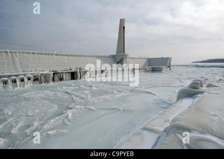Eisige Pier, gefrorene schwarze Meer, ein seltenes Phänomen trat 1977 für die letzte Zeit, Odessa, Ukraine, Osteuropa Stockfoto