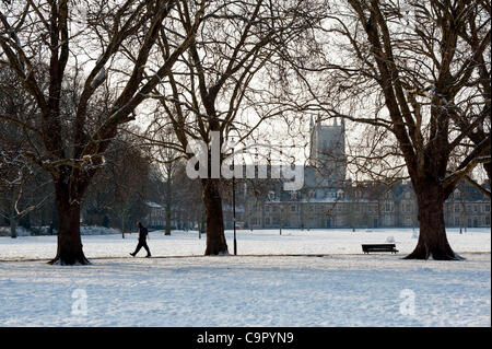 Cambridge, UK. 10. Februar 2012. Ein Mann geht durch den Schnee bei Jesus Green in Cambridge am 10. Februar 2012. Die Kältewelle weiterhin mit mehr Schnee fällt und niedrige Temperaturen prognostiziert. Stockfoto