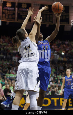5. Februar 2012 - South Bend, Indiana, USA - DePaul vorwärts Jasmine Penny (#31) nach oben geht für einen Schuss als Notre Dame vorwärts Natalie Achonwa (#11) im ersten Halbjahr Aktion während der NCAA Frauen-Basketball-Spiel zwischen DePaul und Notre Dame verteidigt.  Die Notre Dame Fighting Irish besiegte die DePaul Blue Demons 9 Stockfoto