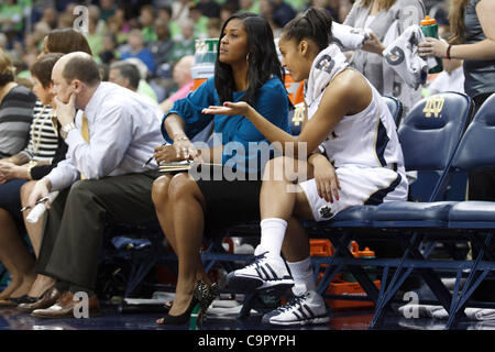 5. Februar 2012 - Gespräche Südschlaufe, Indiana, USA - Notre Dame Wache Skylar Diggins (#4) mit Co-Trainer Niele Ivey bei NCAA Frauen-Basketball-Spiel zwischen DePaul und Notre Dame.  Die Notre Dame Fighting Irish besiegte die DePaul Blue Dämonen 90-70 im Spiel im Purcell-Pavillon in der Mitte von Joyce Stockfoto