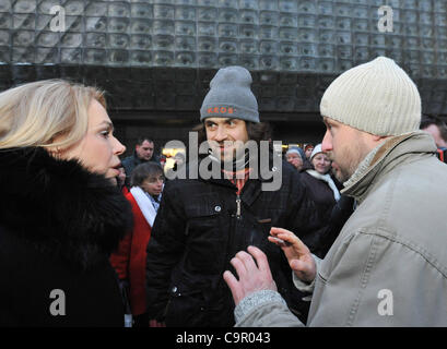 Installation von 2-Meter-hohen Wachs Herzen aus 2,3 Tonnen Wachs von Kerzen als eine Hommage an Vaclav Havel, die in December.Authors Wachs Herzens gestorben sind Roman Svejda, Lukas Gavlovsky.The Statue wird bis zum 10. April vor dem Nationaltheater Prag ausgesetzt werden. Tschechische Republik, Freitag, Februar. Stockfoto