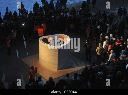 Installation von 2-Meter-hohen Wachs Herzen aus 2,3 Tonnen Wachs von Kerzen als eine Hommage an Vaclav Havel, die in December.Authors Wachs Herzens gestorben sind Roman Svejda, Lukas Gavlovsky.The Statue wird bis zum 10. April vor dem Nationaltheater Prag ausgesetzt werden. Tschechische Republik, Freitag, Februar. Stockfoto