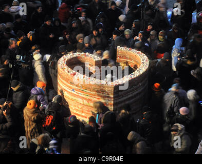 Installation von 2-Meter-hohen Wachs Herzen aus 2,3 Tonnen Wachs von Kerzen als eine Hommage an Vaclav Havel, die in December.Authors Wachs Herzens gestorben sind Roman Svejda, Lukas Gavlovsky.The Statue wird bis zum 10. April vor dem Nationaltheater Prag ausgesetzt werden. Tschechische Republik, Freitag, Februar. Stockfoto