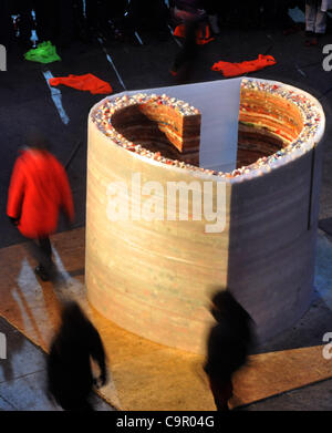 Installation von 2-Meter-hohen Wachs Herzen aus 2,3 Tonnen Wachs von Kerzen als eine Hommage an Vaclav Havel, die in December.Authors Wachs Herzens gestorben sind Roman Svejda, Lukas Gavlovsky.The Statue wird bis zum 10. April vor dem Nationaltheater Prag ausgesetzt werden. Tschechische Republik, Freitag, Februar. Stockfoto