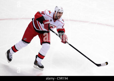 10. Februar 2012 - Denver, Colorado, Vereinigte Staaten von Amerika - Carolina Hurricanes Verteidiger Jay Harrison (44) übergibt den Puck in der ersten Periode gegen die Colorado Avalanche. Carolina führt nach einer 2: 1. Der Colorado Avalanche veranstaltet den Carolina Hurricanes an das Pepsi Center in Denver, CO. (Credit Stockfoto