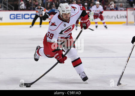 10. Februar 2012 - Denver, Colorado, Vereinigte Staaten von Amerika - Carolina Hurricanes rechten Flügel Tschad LaRose (59) nimmt einen Schuss in die zweite Halbzeit gegen die Colorado Avalanche. Nach zwei Perioden ist das Ergebnis 3-3 gebunden. Der Colorado Avalanche veranstaltete die Carolina Hurricanes im Pepsi Center in Denver, CO. (Credi Stockfoto