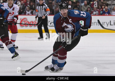 10. Februar 2012 - Denver, Colorado, Vereinigte Staaten von Amerika - Colorado Avalanche rechten Flügel Milan Hejduk (23) steuert den Puck in der zweiten Periode gegen die Carolina Hurricanes. Nach zwei Perioden ist das Ergebnis 3-3 gebunden. Der Colorado Avalanche veranstaltete die Carolina Hurricanes im Pepsi Center in Denver, CO. Stockfoto