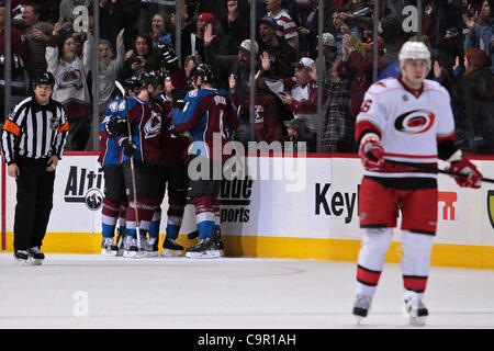 10. Februar 2012 - Denver, Colorado, Vereinigte Staaten von Amerika - Colorado Avalanche Center Paul Stastny (26) feiert sein Tor mit Teamkollegen in der zweiten Periode als Carolina Hurricanes linken Flügel Jussi Jokinen (36) Schlittschuhe wieder zum Zentrum Eis. Nach zwei Perioden ist das Ergebnis 3-3 gebunden. Die Colorado Avalanche gehostet Stockfoto