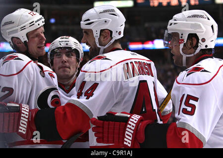 10. Februar 2012 - Denver, Colorado, Vereinigte Staaten von Amerika - Carolina Hurricanes Verteidiger Jay Harrison (44) mit Carolina Hurricanes feiert center Eric Staal (12) nach seinem Tor in der zweiten Periode. Nach zwei Perioden ist das Ergebnis 3-3 gebunden. Der Colorado Avalanche veranstaltete die Carolina Hurricanes in der Pep Stockfoto