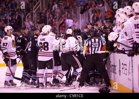 10. Februar 2012 - San Jose, Kalifornien, USA - kämpfen die Teams vor den Bänken während der NHL-Spiel zwischen den San Jose Sharks und die Chicago Blackhawks im HP Pavilion in San Jose, Kalifornien.  Die Haie führen 2-0 nach der ersten Periode. (Kredit-Bild: © Matt Cohen/Southcreek/ZUMAPRESS.com) Stockfoto