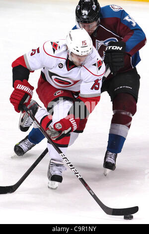 10. Februar 2012 - Denver, Colorado, Vereinigte Staaten von Amerika - Colorado Avalanche rechten Flügel bekommt David Jones (54) seinen Stock zwischen die Beine der Carolina Hurricanes center Tuomo Ruutu (15) in der dritten Periode. Die Avalanche gewann in der Overtime 4-3. Der Colorado Avalanche veranstaltete die Carolina Hurricanes in der Peps Stockfoto