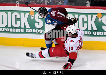 10. Februar 2012 wird - Denver, Colorado, Vereinigte Staaten von Amerika - Carolina Hurricanes rechten Flügel Andreas Nodl (14) mit der Colorado Avalanche Verteidiger Tyson Barrie (41) in der dritten Periode gefesselt. Die Avalanche gewann in der Overtime 4-3. Der Colorado Avalanche veranstaltete die Carolina Hurricanes im Pepsi Center in De Stockfoto