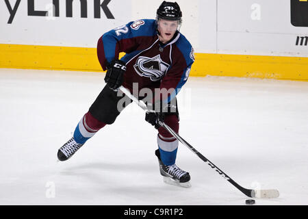 10. Februar 2012 - Denver, Colorado, Vereinigte Staaten von Amerika - Colorado Avalanche linken Flügel Gabriel Landeskog (92) steuert den Puck in der dritten Periode gegen die Carolina Hurricanes. Die Avalanche gewann in der Overtime 4-3. Der Colorado Avalanche veranstaltete die Carolina Hurricanes im Pepsi Center in Denver, CO. (Cr Stockfoto