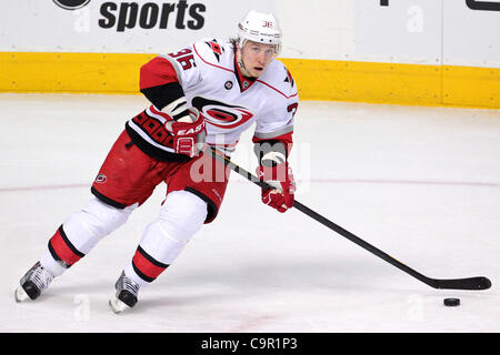 10. Februar 2012 - Denver, Colorado, Vereinigte Staaten von Amerika - Carolina Hurricanes linken Flügel Jussi Jokinen (36) steuert den Puck in der dritten Periode gegen die Colorado Avalanche. Die Avalanche gewann in der Overtime 4-3. Der Colorado Avalanche veranstaltet den Carolina Hurricanes an das Pepsi Center in Denver, CO. (Credit Stockfoto