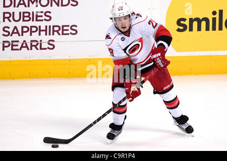 10. Februar 2012 - Denver, Colorado, Vereinigte Staaten von Amerika - Carolina Hurricanes Verteidiger Justin Faulk (28) übergibt den Puck in der dritten Periode gegen die Colorado Avalanche. Die Avalanche gewann in der Overtime 4-3. Der Colorado Avalanche veranstaltete die Carolina Hurricanes im Pepsi Center in Denver, CO. (Credit ich Stockfoto