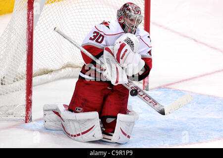 10. Februar 2012 - Denver, Colorado, Vereinigte Staaten von Amerika - Carolina Hurricanes Torhüter Cam Ward (30) blockt einen Schuss in der Overtime gegen die Colorado Avalanche. Die Avalanche gewann in der Overtime 4-3. Der Colorado Avalanche veranstaltete die Carolina Hurricanes im Pepsi Center in Denver, CO. (Credit-Bild: © Jesaja Dow Stockfoto