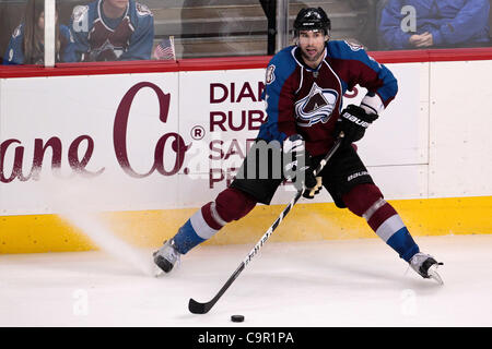 10. Februar 2012 - Denver, Colorado, Vereinigte Staaten von Amerika - Colorado Avalanche Verteidiger Ryan O'Byrne (3) hält mit dem Puck in der Overtime gegen die Carolina Hurricanes. Die Avalanche gewann in der Overtime 4-3. Der Colorado Avalanche veranstaltete die Carolina Hurricanes im Pepsi Center in Denver, CO. (Credit-Bild: Stockfoto