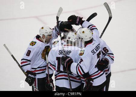 10. Februar 2012 - San Jose, Kalifornien, USA - feiern die Blackhawks ihr zweite Ziel während der NHL-Spiel zwischen den San Jose Sharks und die Chicago Blackhawks im HP Pavilion in San Jose, Kalifornien.  Die Haie führen 3: 2 nach der zweiten Periode. (Kredit-Bild: © Matt Cohen/Southcreek/ZUMAPRESS.com) Stockfoto