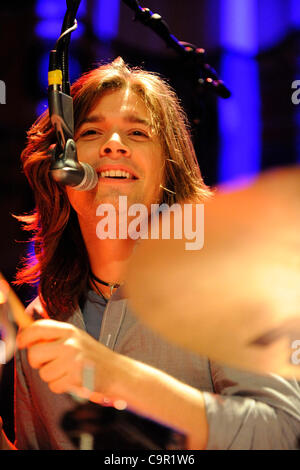 10. Februar 2012 führt - Toronto, Kanada - amerikanische pop-Rockband Hanson bei Phoenix Concert Theatre in Toronto. Im Bild, Zac Hanson. Stockfoto