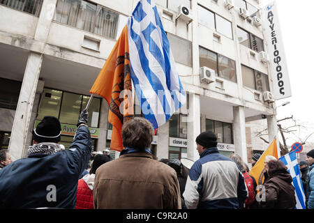 Die Demonstranten außerhalb Evangelos Venizelos Büros, ein griechischer Politiker derzeit stellvertretender Ministerpräsident und Minister für Finanzen Griechenlands. 48-stündigen landesweiten Streik. Proteste in Thessaloniki gegen die neuen strengen wirtschaftlichen Maßnahmen. Stockfoto