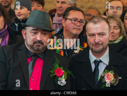 Villejuif, (Paris) Frankreich, männliche Gay paar heiraten im ersten (symbolisch, weil nicht legal), Gay Trauung im Rathaus von lokalen Bürgermeister Stockfoto