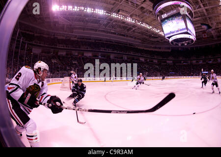 10. Februar 2012 - San Jose, Kalifornien, US - Blackhawks Verteidiger Duncan Keith (2) löscht den Puck in das NHL-Spiel zwischen den San Jose Sharks und die Chicago Blackhawks im HP Pavilion in San Jose, Kalifornien.  Die Haie gewann 5: 3. (Kredit-Bild: © Matt Cohen/Southcreek/ZUMAPRESS.com) Stockfoto