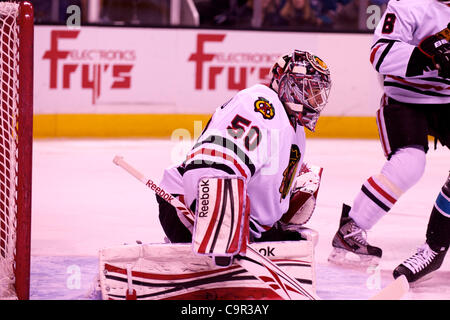 10. Februar 2012 - San Jose, Kalifornien, verfolgt US - Blackhawks Torwart Corey Crawford (50) den Puck in das NHL-Spiel zwischen den San Jose Sharks und die Chicago Blackhawks im HP Pavilion in San Jose, Kalifornien.  Die Haie gewann 5: 3. (Kredit-Bild: © Matt Cohen/Southcreek/ZUMAPRESS.com) Stockfoto