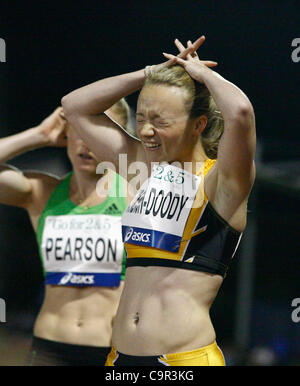 Alicia Schraubenschlüssel-Doody erschöpft nach dem 100m Womans Rennen im Jahr 2012 Perth Track Classic, WA-Leichtathletik-Stadion, 11. Februar 2012 Stockfoto