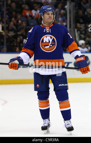 11. Februar 2012 - Uniondale, New York, USA - New York Islanders rechten Flügel wartet der Faceoff gegen die Los Angeles Kings in der ersten Periode an Nassau Veterans Memorial Coliseum, Uniondale, NY, P.A. Parenteau (15). (Bild Kredit: Debby Wong/Southcreek/ZUMAPRESS.com ©) Stockfoto