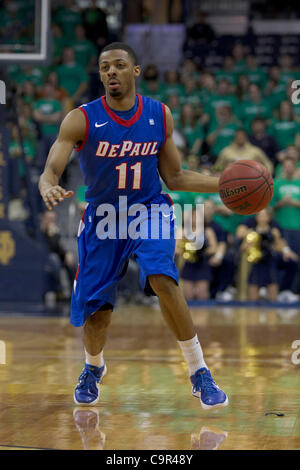 11. Februar 2012 - South Bend, Indiana, USA - dribbelt DePaul Wache Jeremiah Kelly (#11) den Ball im ersten Halbjahr Aktion der NCAA Männer Basketball-Spiel zwischen DePaul und Notre Dame.  Die Notre Dame Fighting Irish besiegte die DePaul Blue Dämonen 84-76 im Spiel im Purcell-Pavillon im Joyce Center in Sou Stockfoto